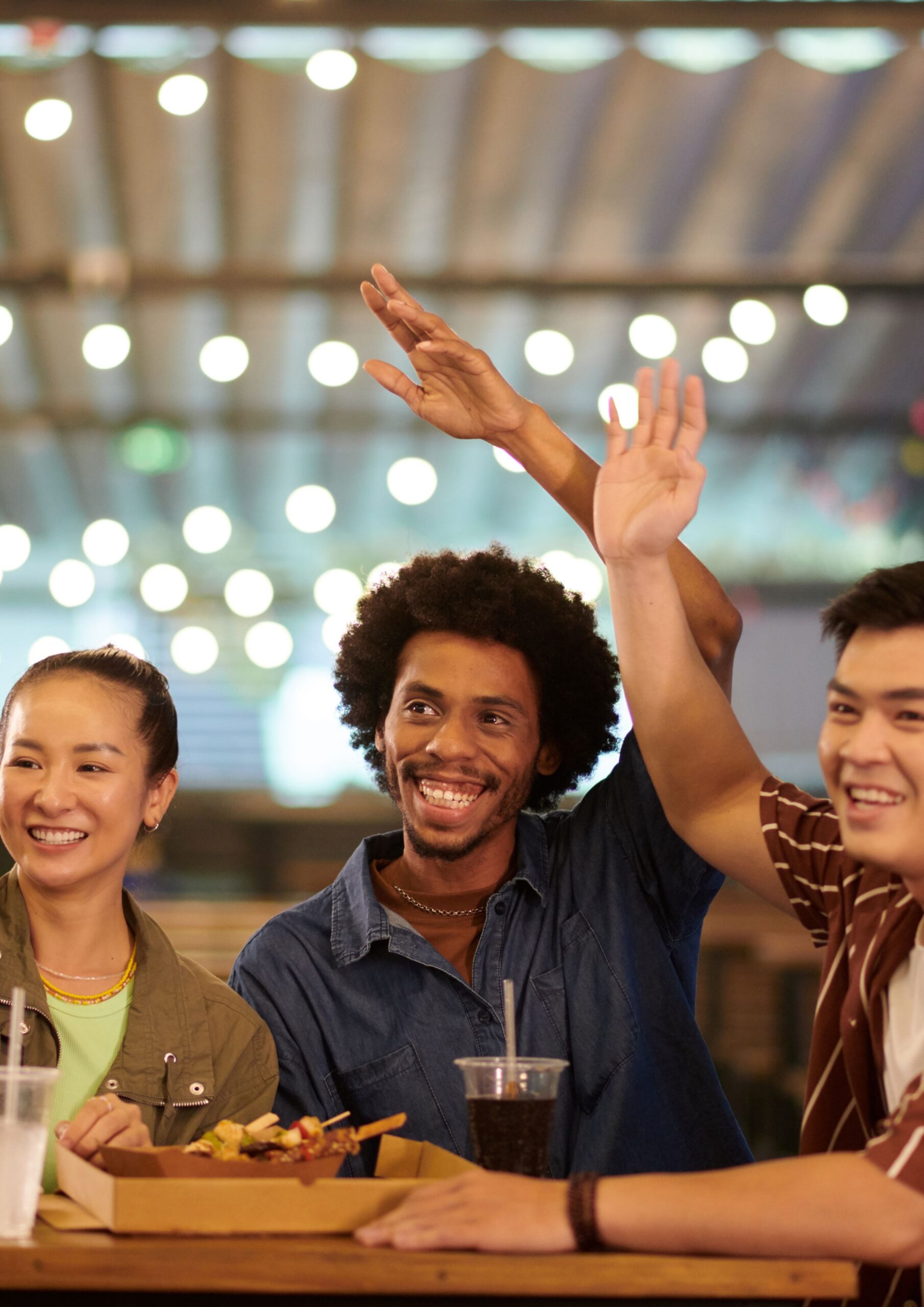 Jong volk:  Wolf Sharing Food Market
